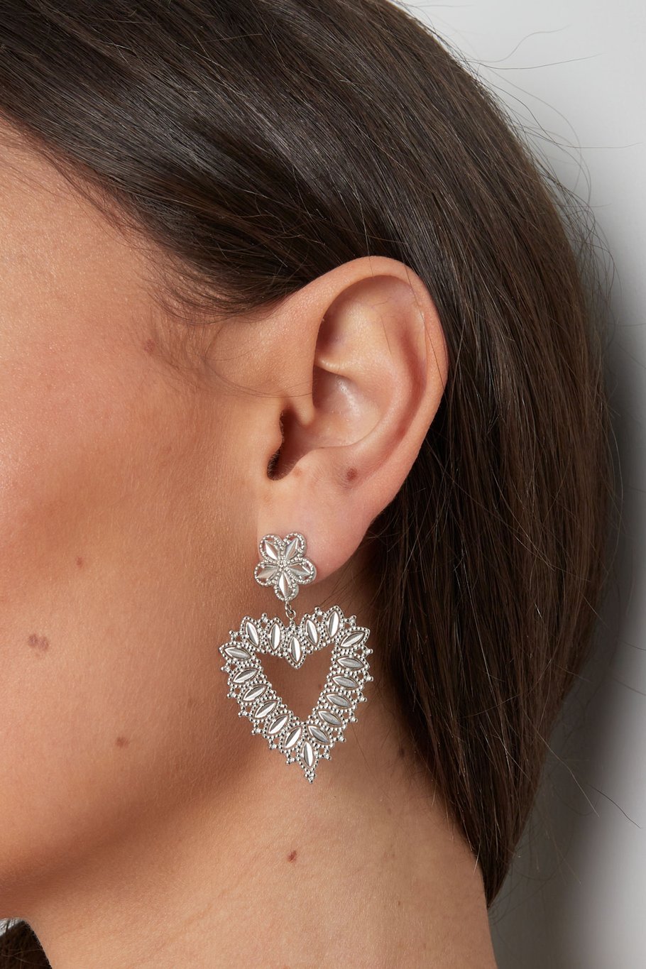 Hartjes oorbellen zilver met bloemetje